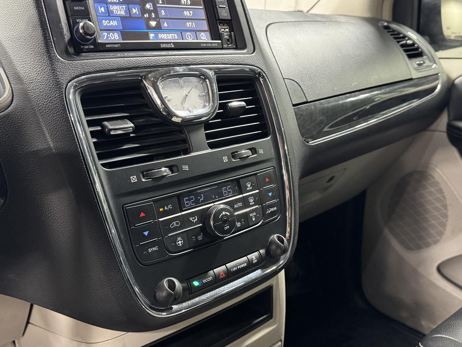 2016 Chrysler Town & Country Touring - Photo 26