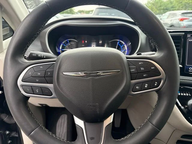 Used 2023 Black Chrysler Touring L image 17