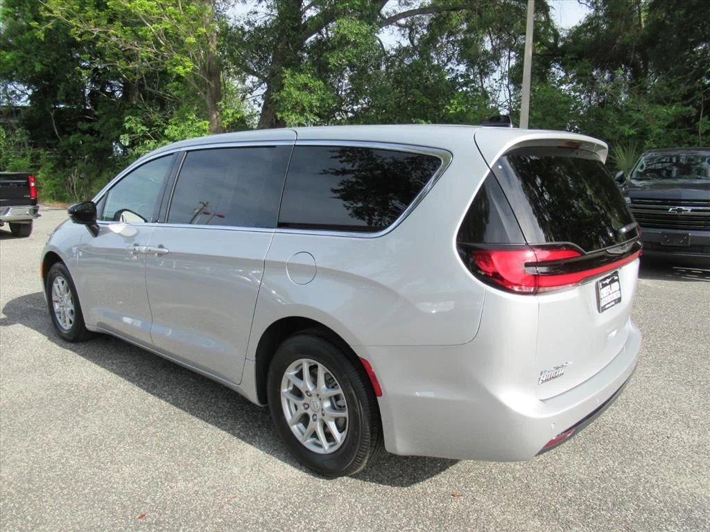 New 2026 Silver Mist Clear-Coat Exterior Paint Chrysler Select image 4