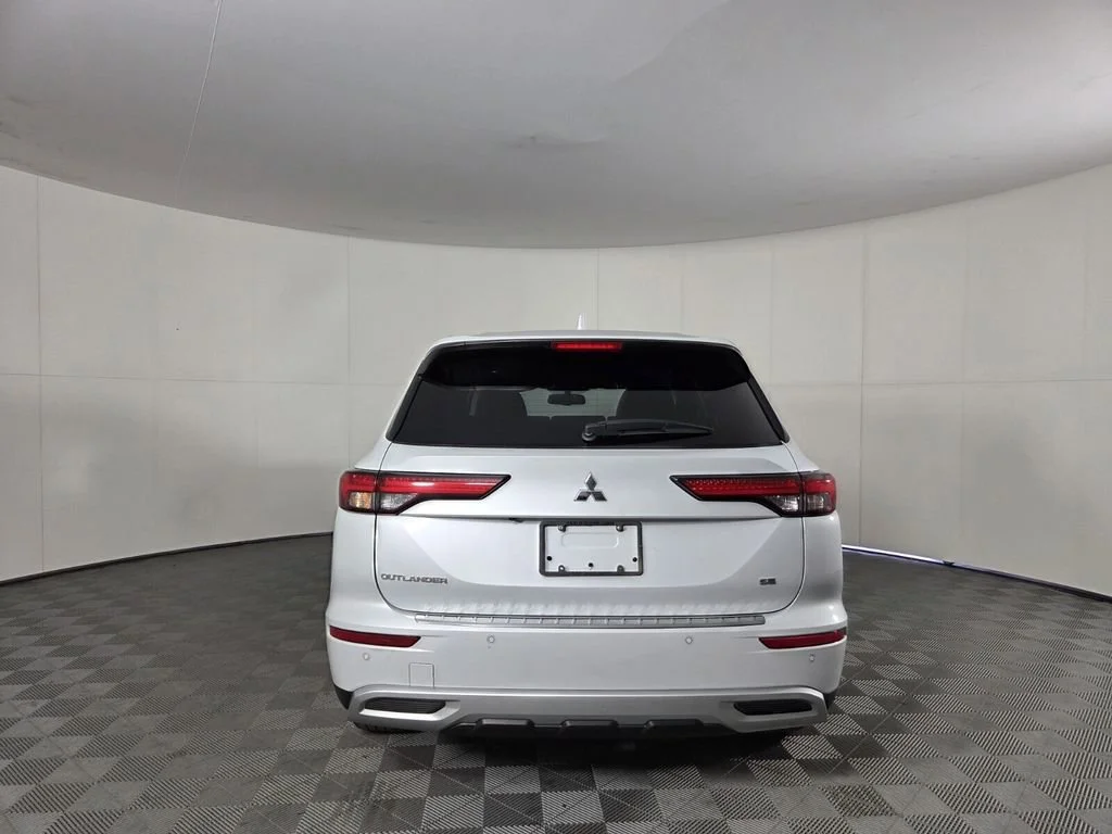 Used 2024 White Mitsubishi SE Black Edition image 8