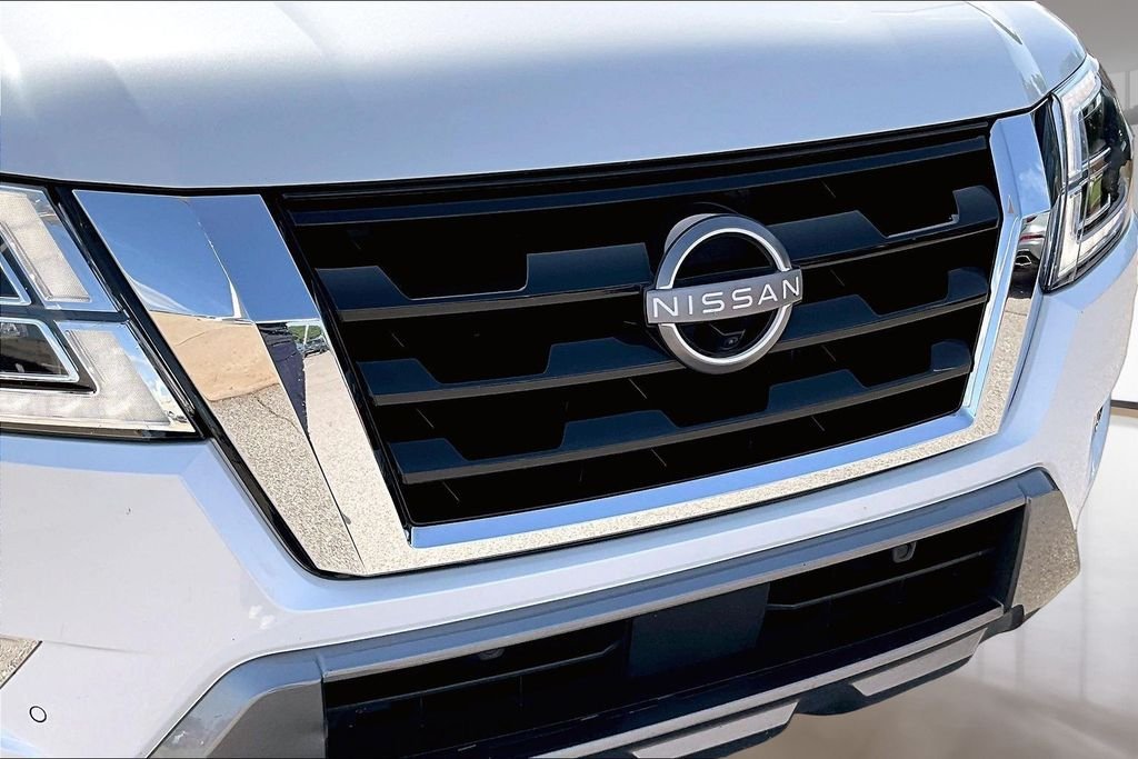Used 2021 White Nissan Platinum image 31