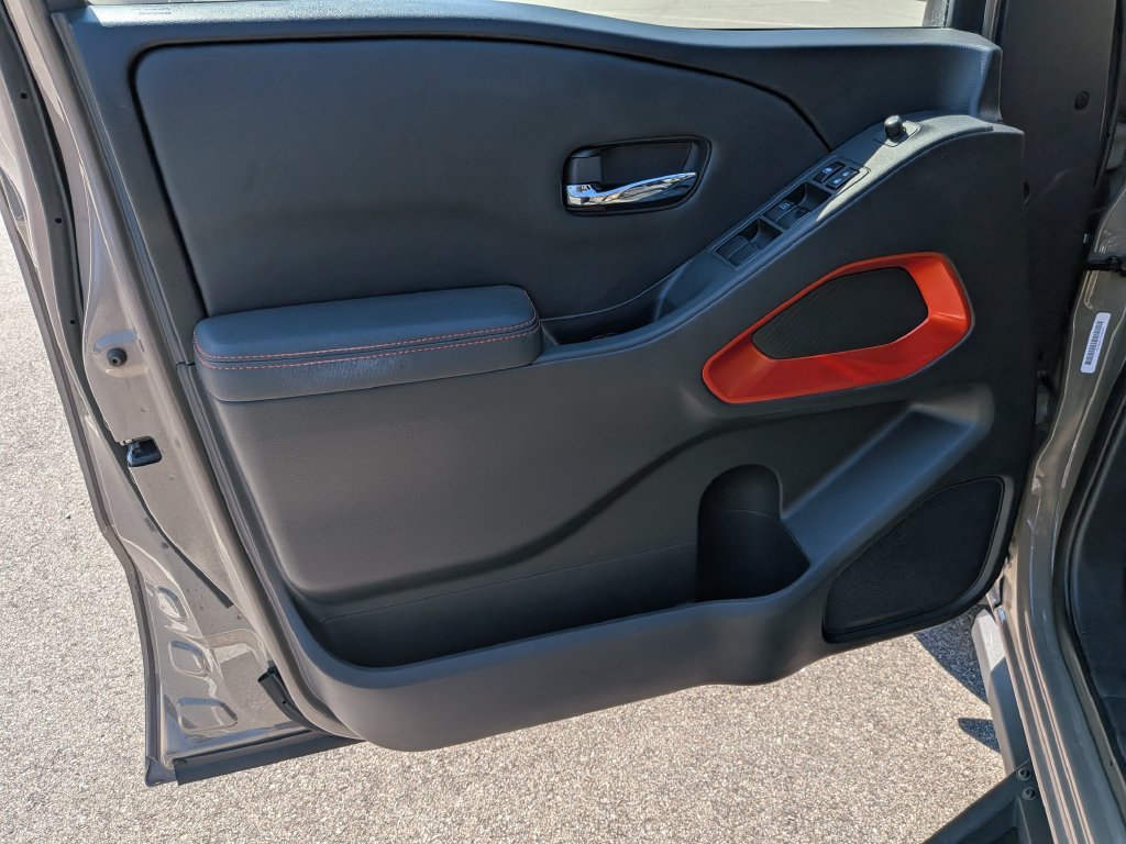 Used 2022  Nissan PRO-X image 9