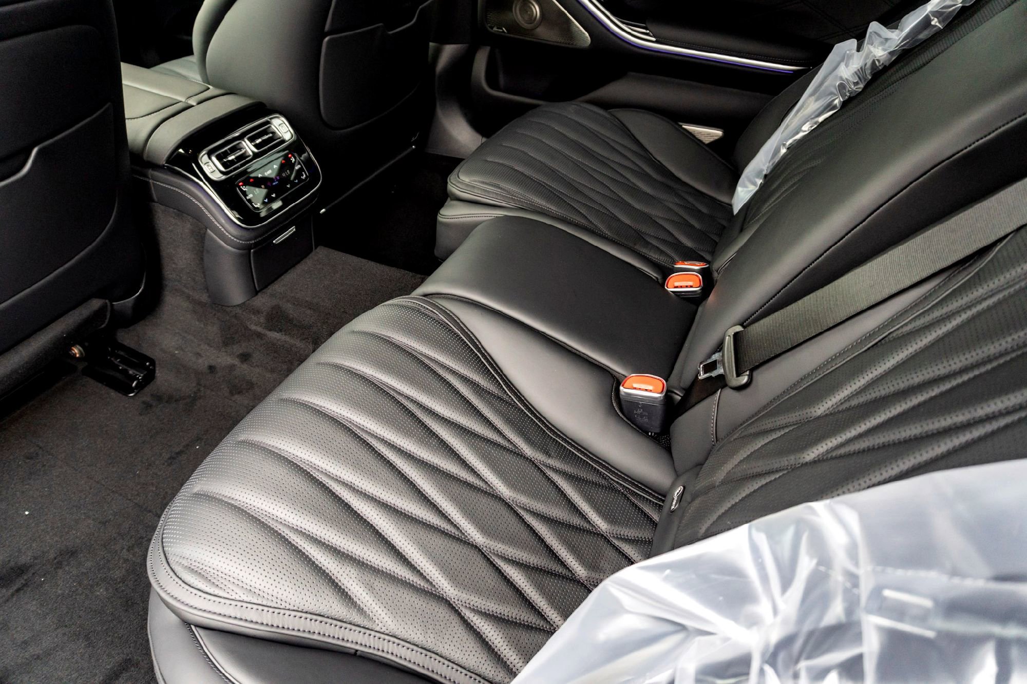 New 2026 MANUFAKTUR Moonlight White Metallic Mercedes-Benz AMG® S 63 E 4MATIC® Sedan image 43