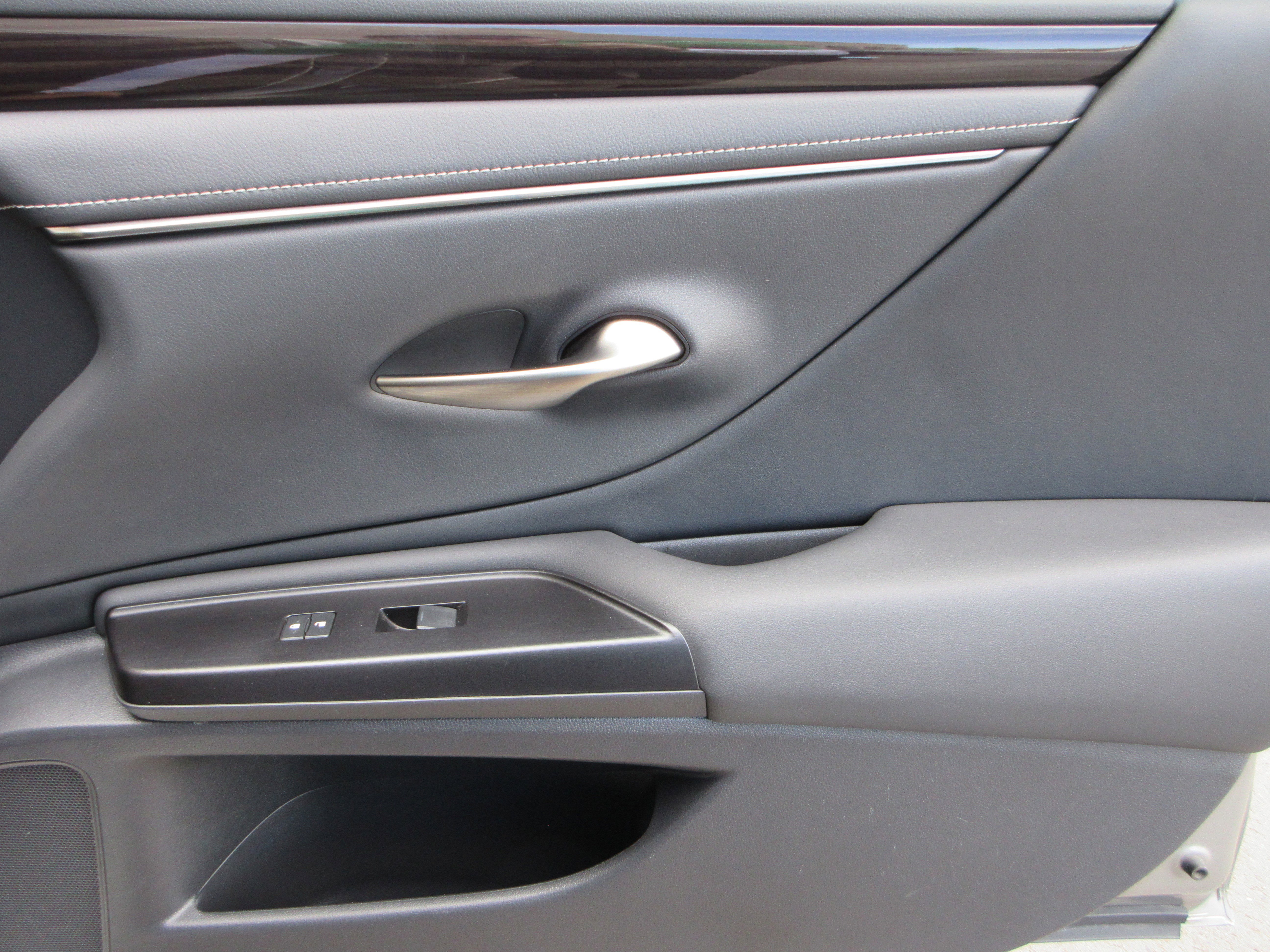 Used 2019 Atomic Silver Lexus 300h image 23