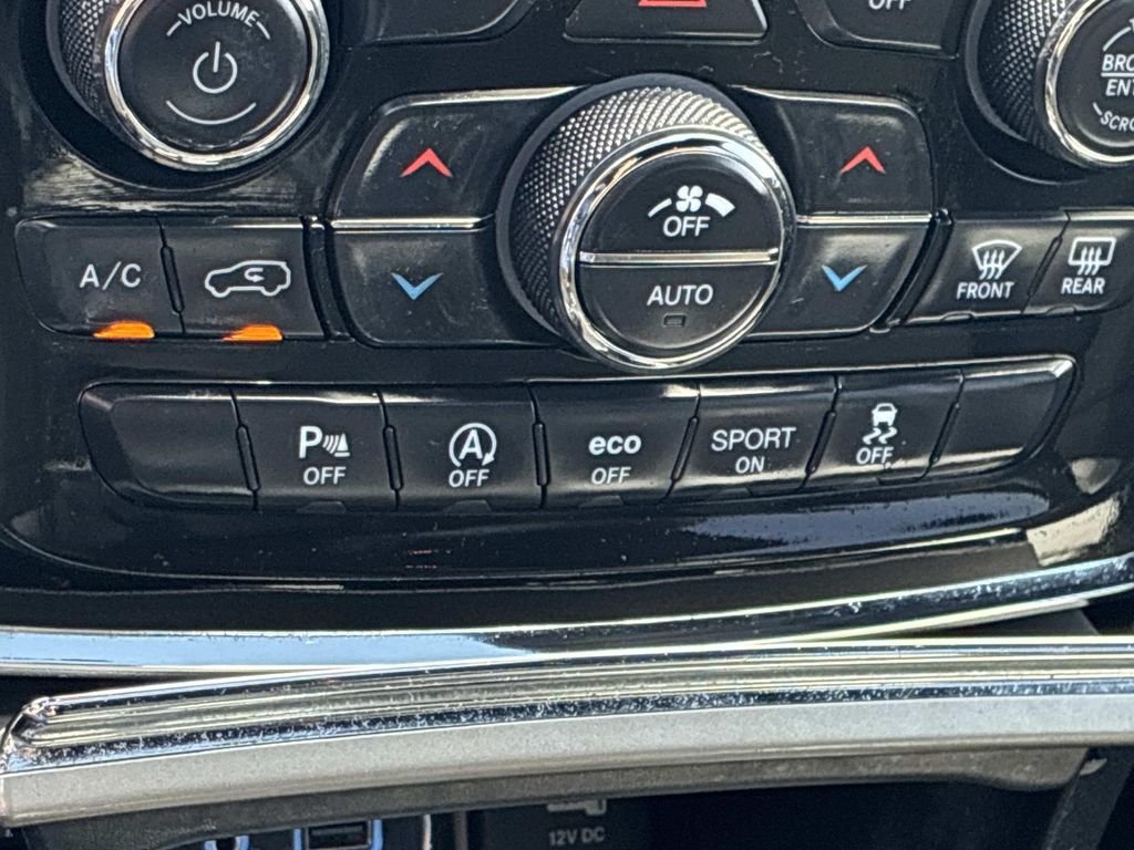 Used 2022 White Jeep Laredo X image 32