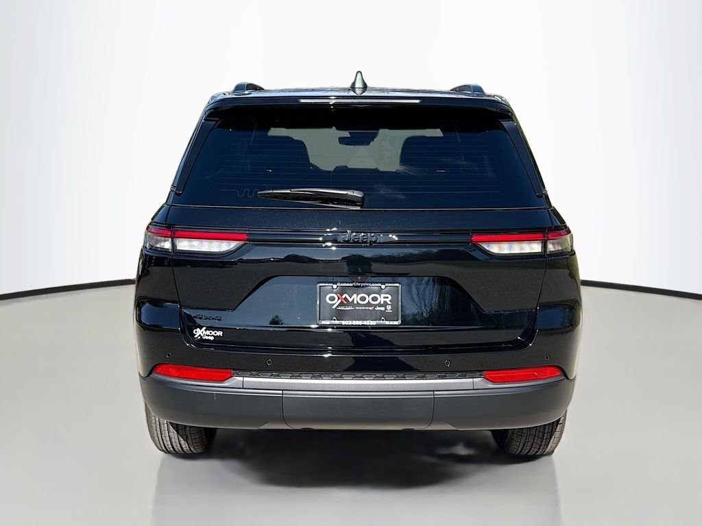 New 2026 Diamond Black Crystal Pearl-Coat Exterior Paint Jeep Laredo Altitude image 5