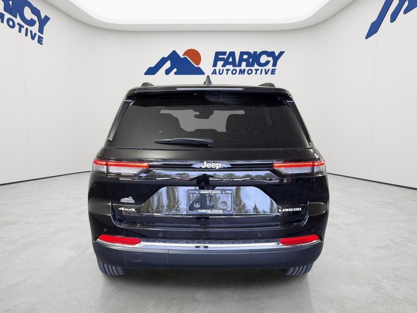 New 2025 Diamond Black Crystal Pearl-Coat Exterior Paint Jeep Laredo image 5