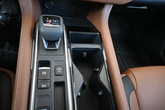 Used 2025 White Nissan Platinum image 35