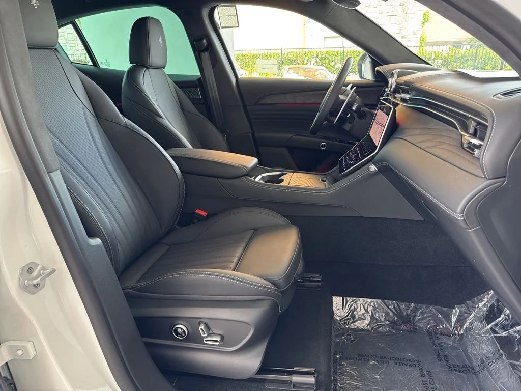 Used 2025 Bianco Maserati Modena image 21