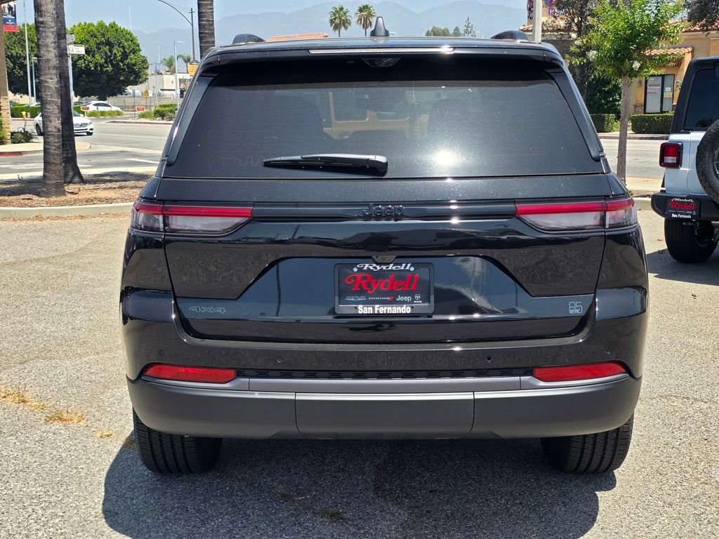 New 2026 Diamond Black Crystal Pearl-Coat Exterior Paint Jeep Limited image 5