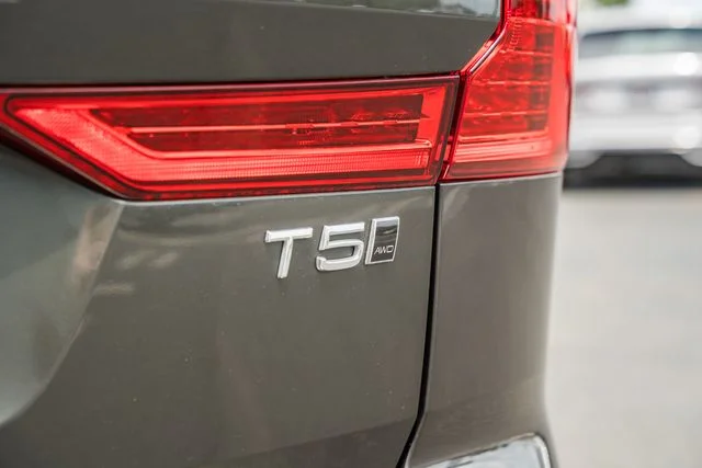 Used 2020 Green Volvo T5 Momentum image 8