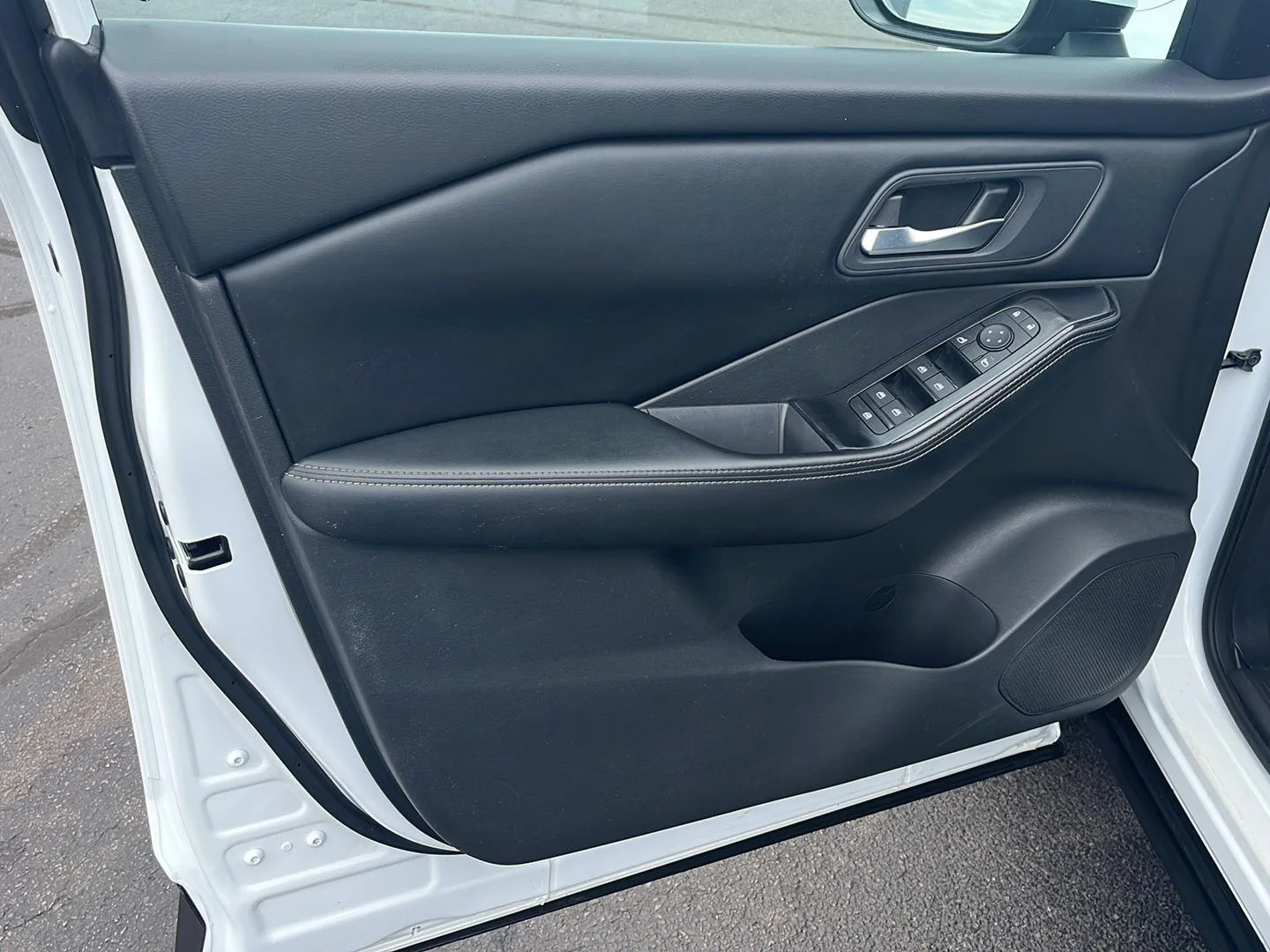 Used 2024 Everest White Pearl Nissan SV image 18