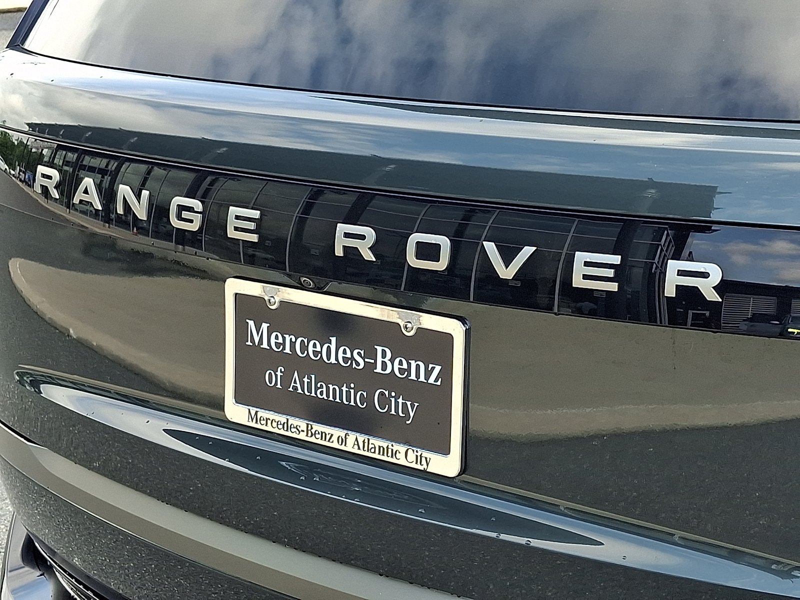 Used 2023 Belgravia Green Metallic Land Rover P400 SE image 36