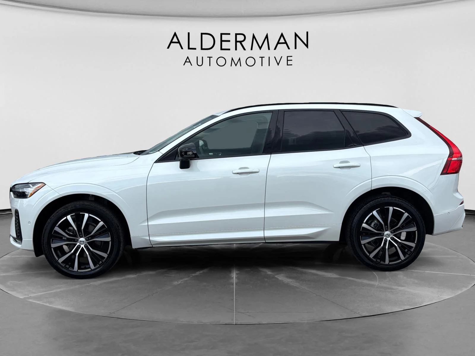 Used 2024 Crystal White Metallic Volvo Plus Dark Theme image 2