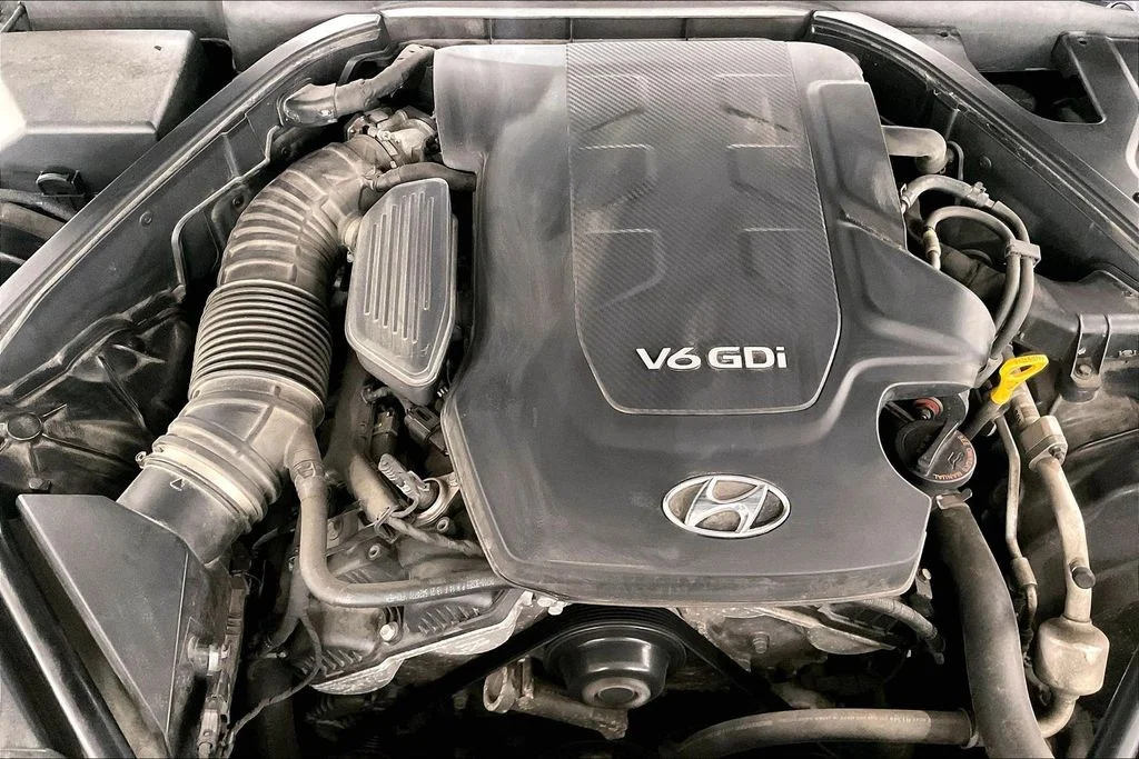 Used 2015 Black Hyundai 3.8 image 33
