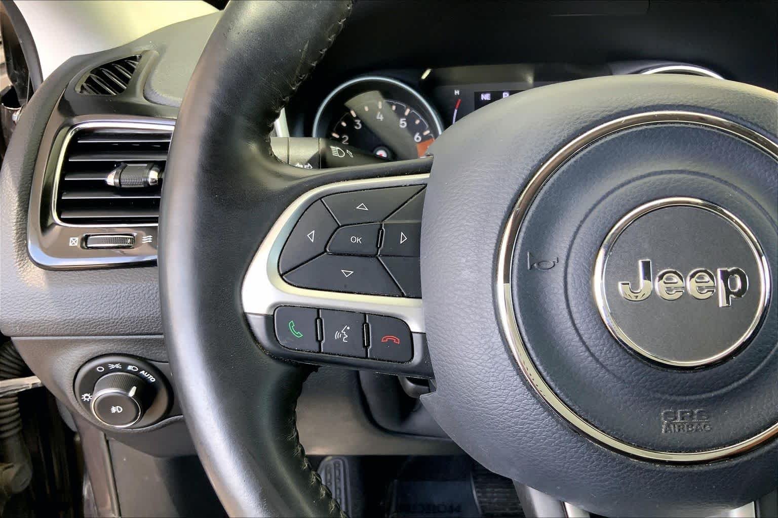Used 2019 Granite Crystal Metallic Clearcoat Jeep Altitude image 24