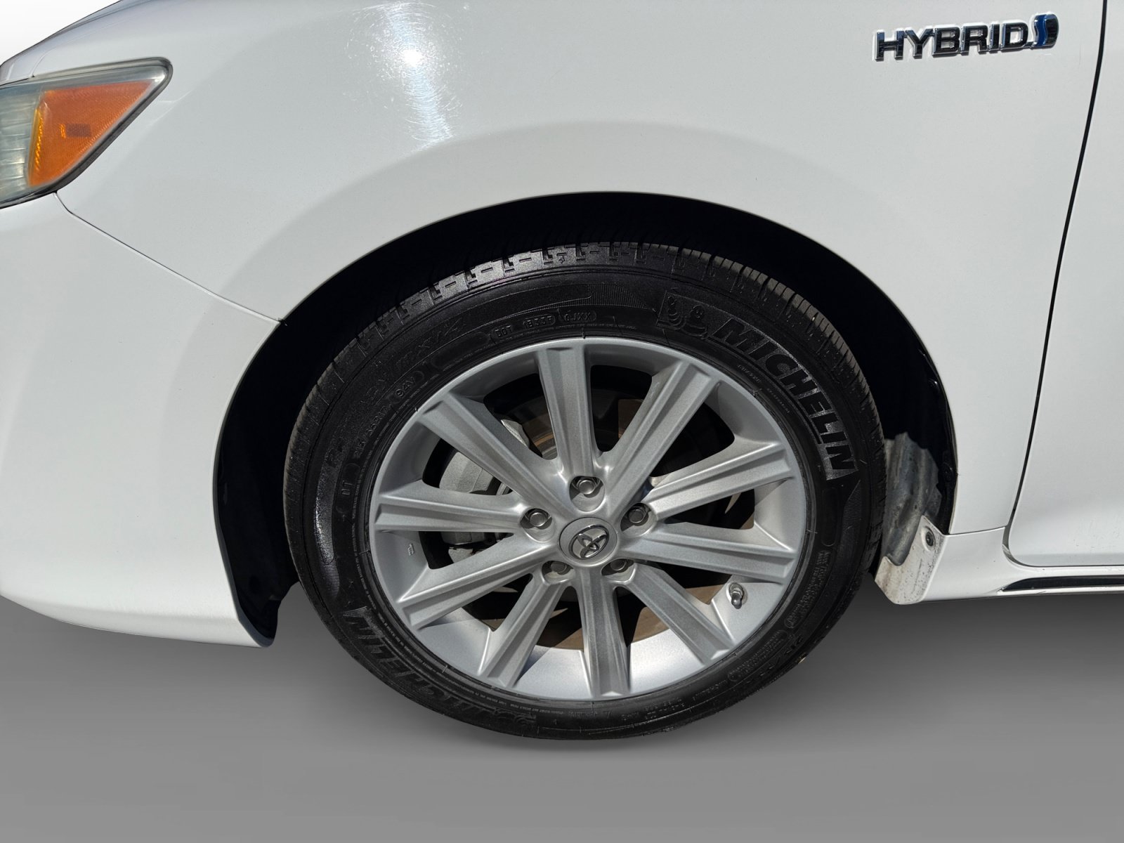 Used 2014 Super White Toyota XLE image 9