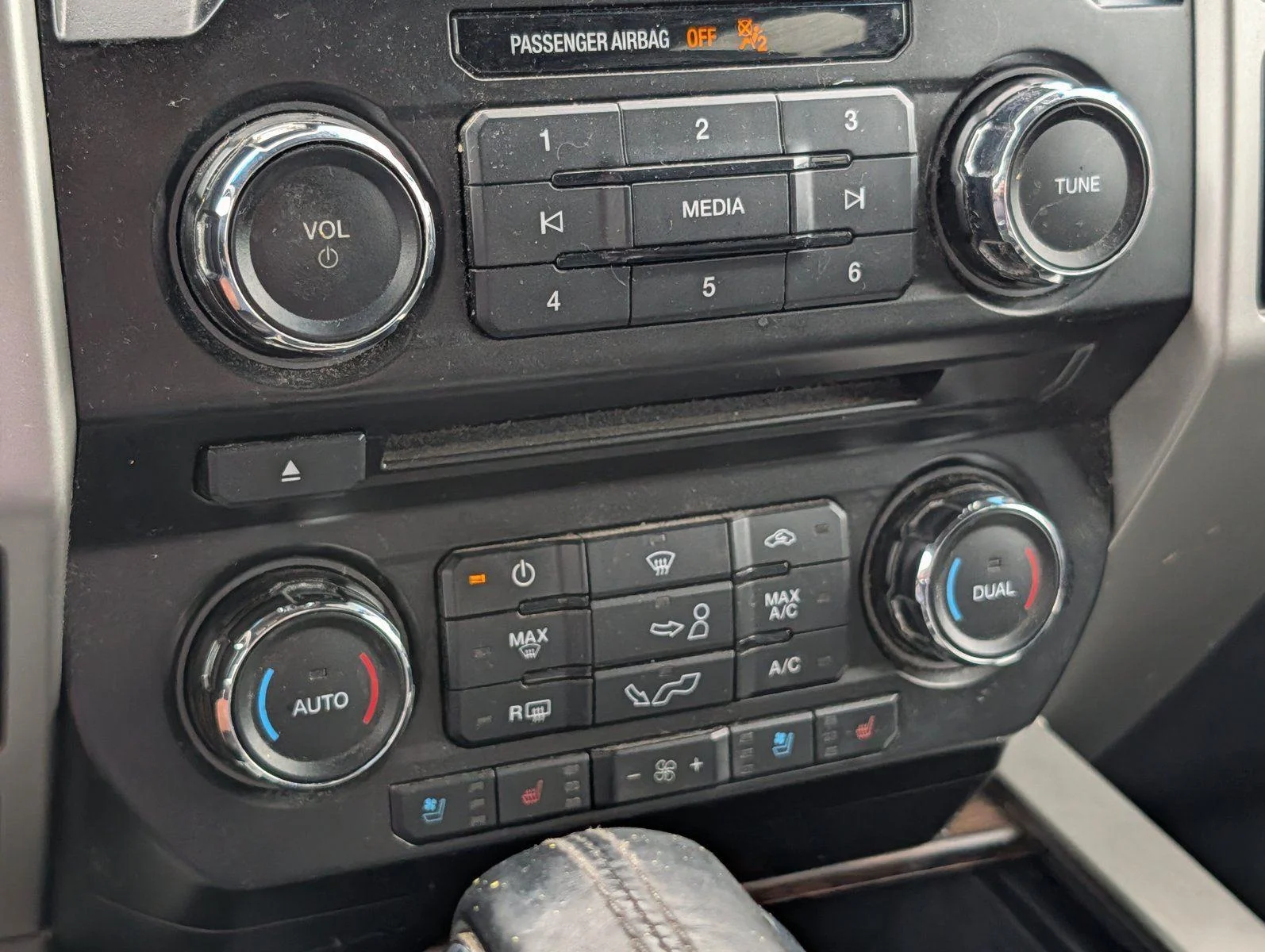 Used 2018 White Platinum Metallic Tri-Coat Ford LARIAT image 20