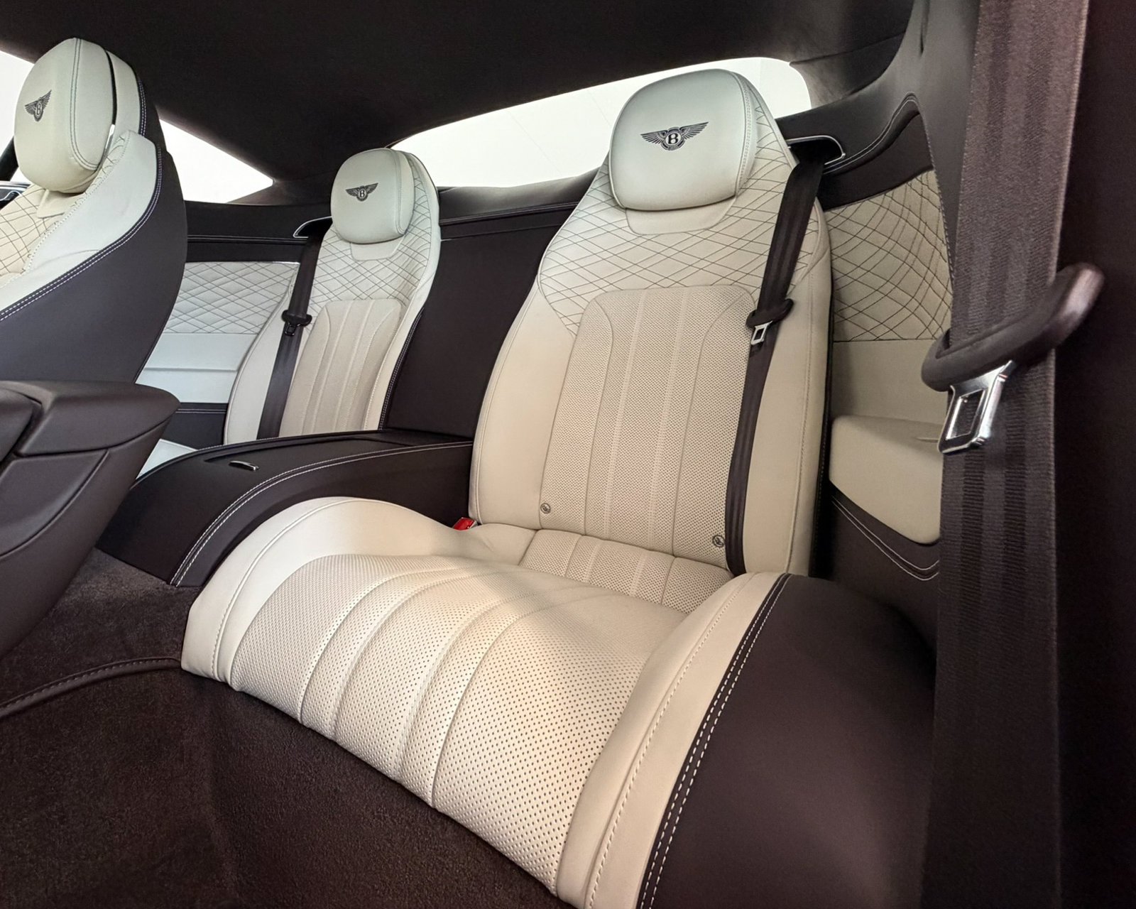 Used 2023 Brown Bentley V8 image 19