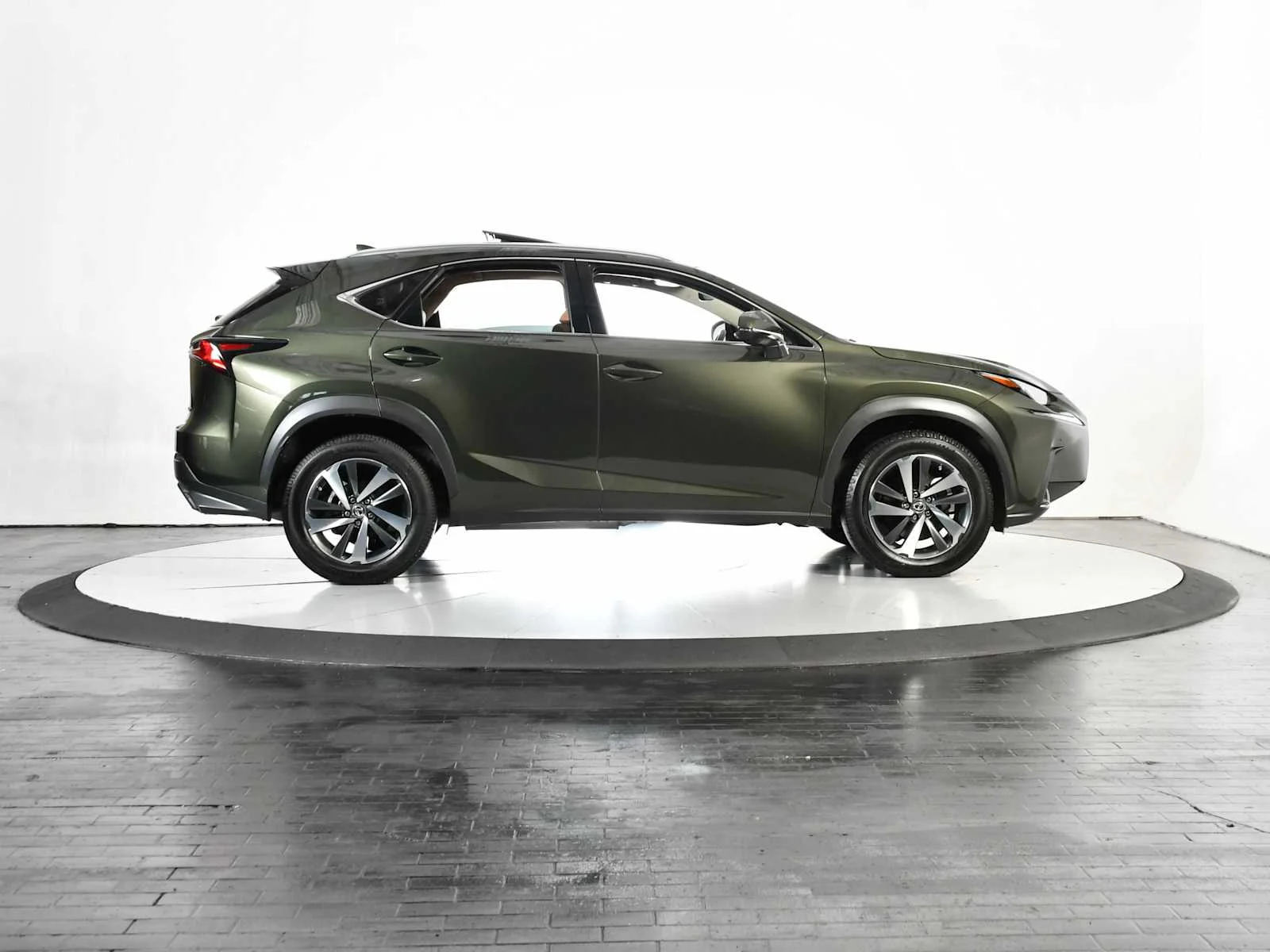 Used 2021 Nori Green Pearl Lexus  image 8