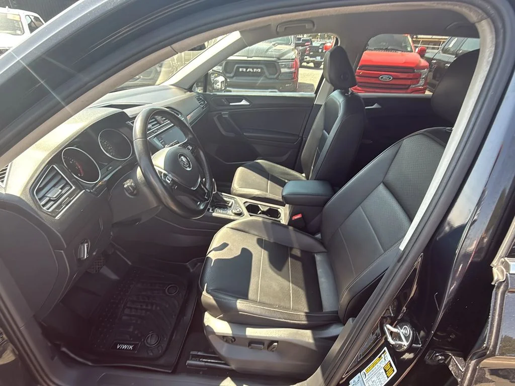 Used 2019 Deep Black Pearl Volkswagen SE image 11