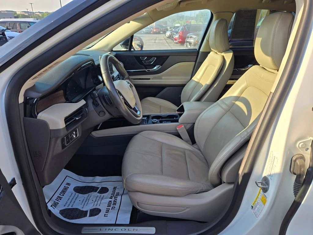 Used 2022 White Lincoln Reserve image 16