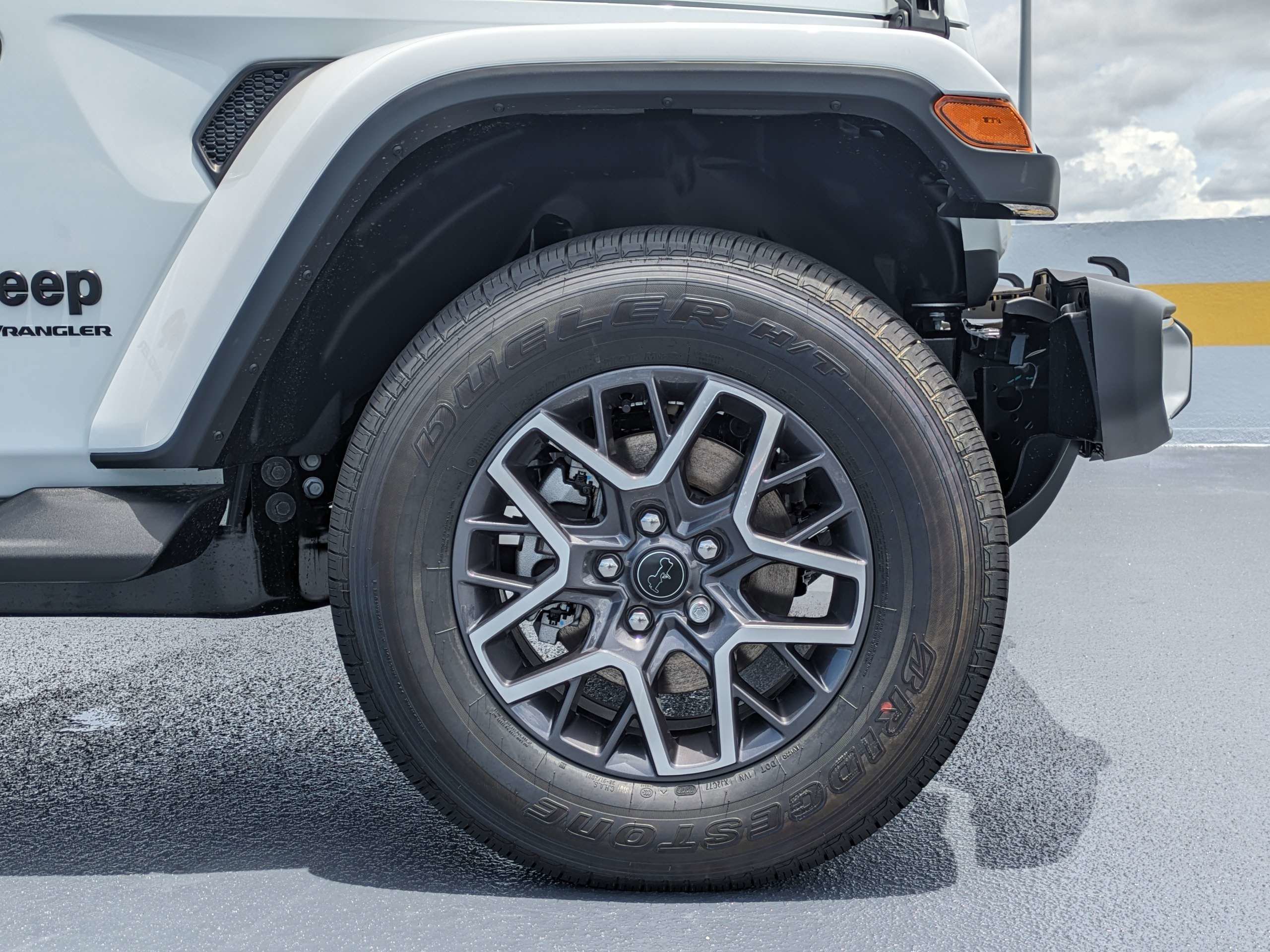 New 2026 Bright White Clear-Coat Exterior Paint Jeep Sahara image 10