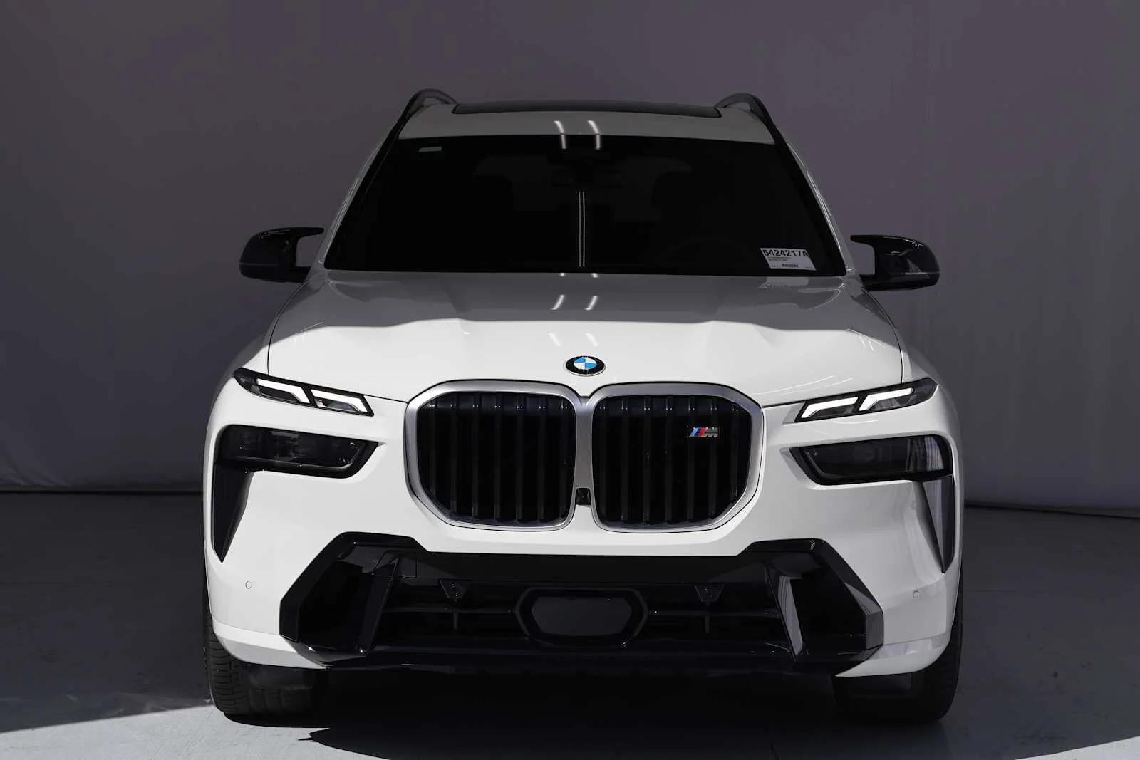 Used 2025 Alpine White BMW M60i image 2