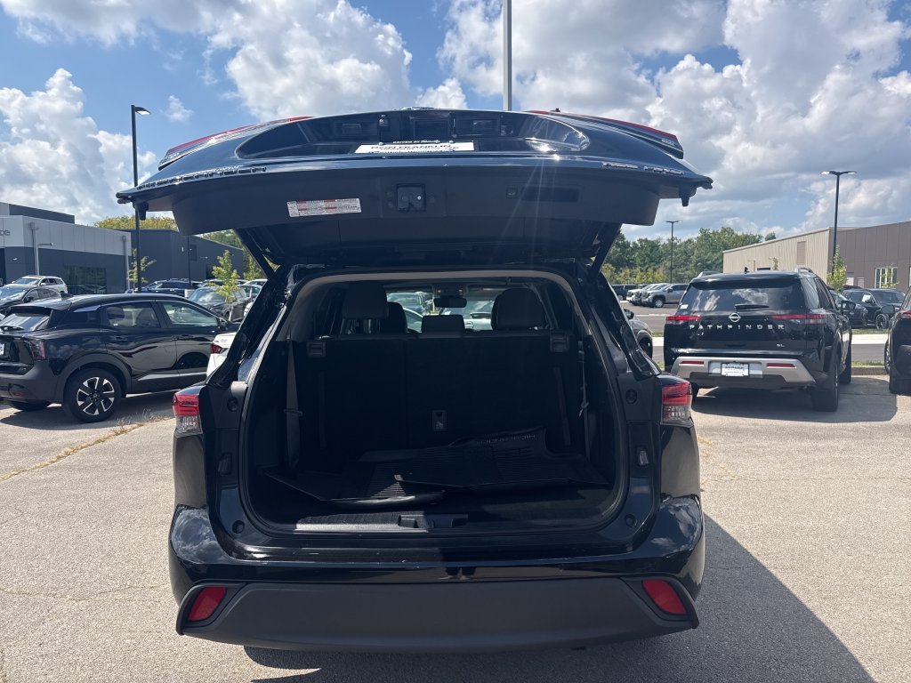 Used 2021 Black Toyota XLE image 9