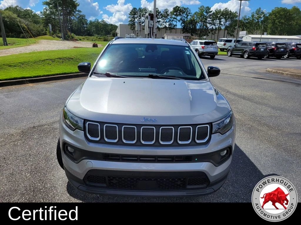 Used 2022 Silver Jeep Latitude image 10
