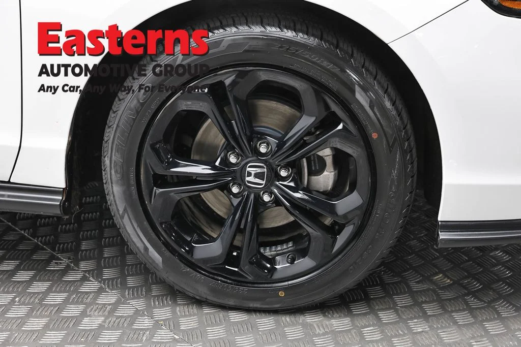 Used 2025 White Honda SE image 30