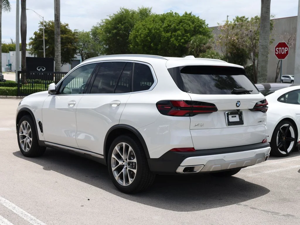 Used 2026 White BMW sDrive40i image 4