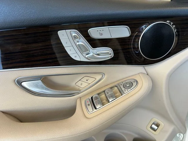 Used 2016 White Mercedes-Benz GLC 300 image 27