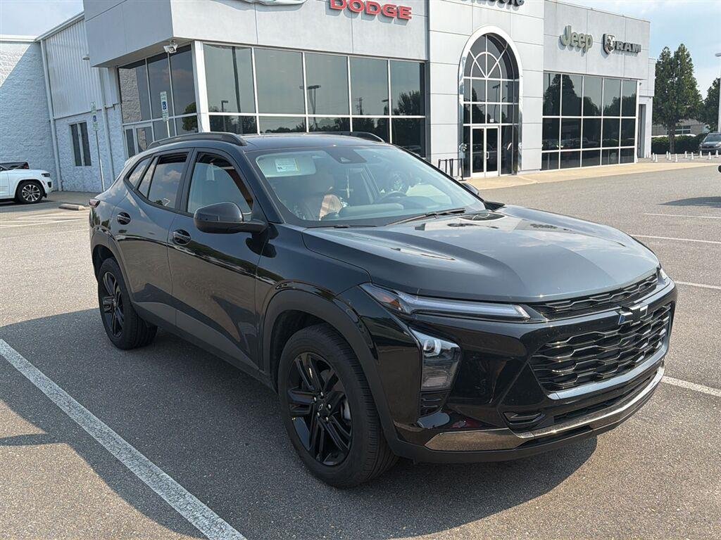 Used 2025 Mosaic Black Metallic Chevrolet ACTIV image 10