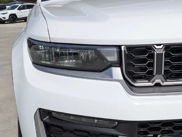 New 2027 Bright White Clear-Coat Paint Jeep Limited image 11