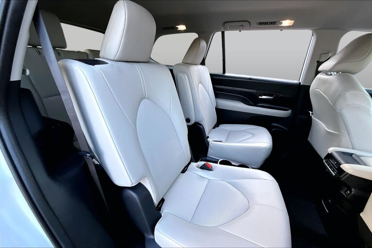 Used 2024 Wind Chill Pearl Toyota XLE image 19