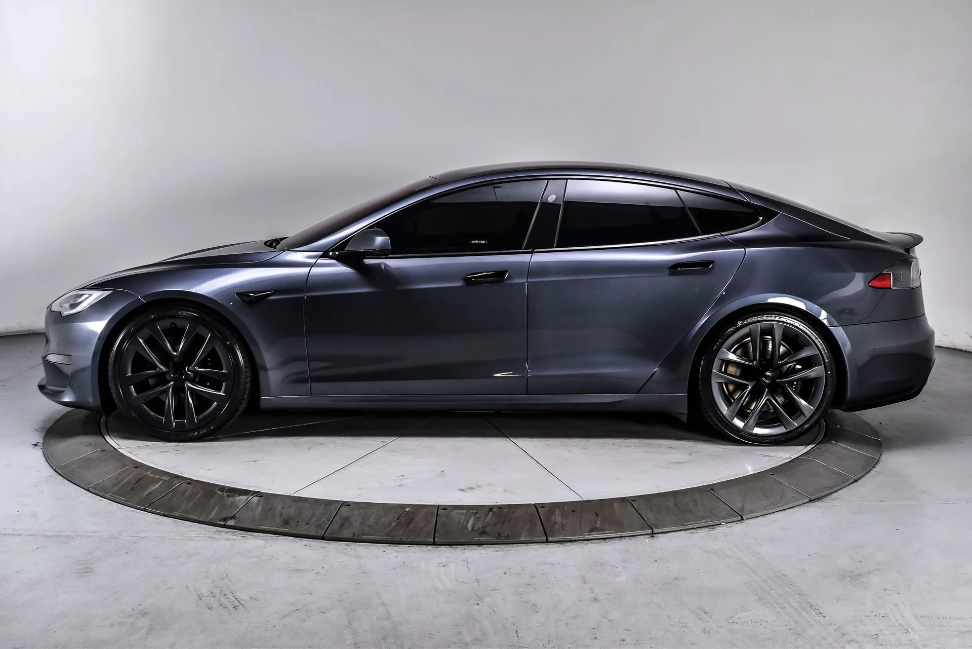 Used 2021 Midnight Silver Metallic Tesla Plaid image 3