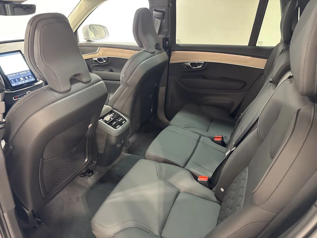 New 2026 Aurora Blue Volvo B6 Plus 7-Seater image 21