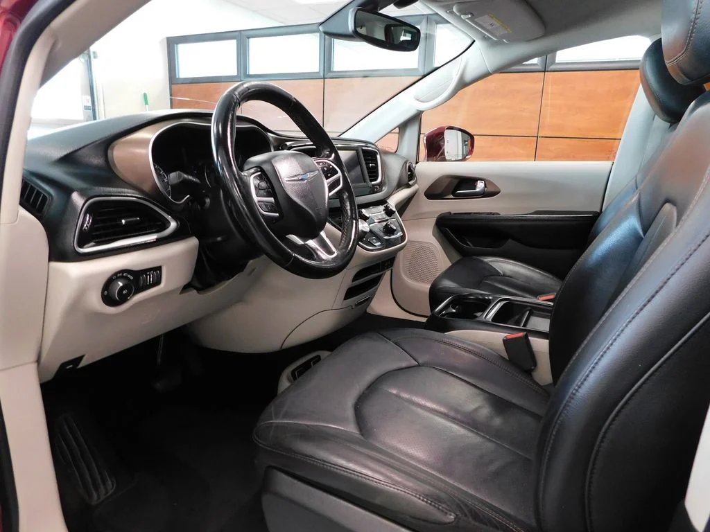 Used 2019 Velvet Red Pearlcoat Chrysler Touring L image 16