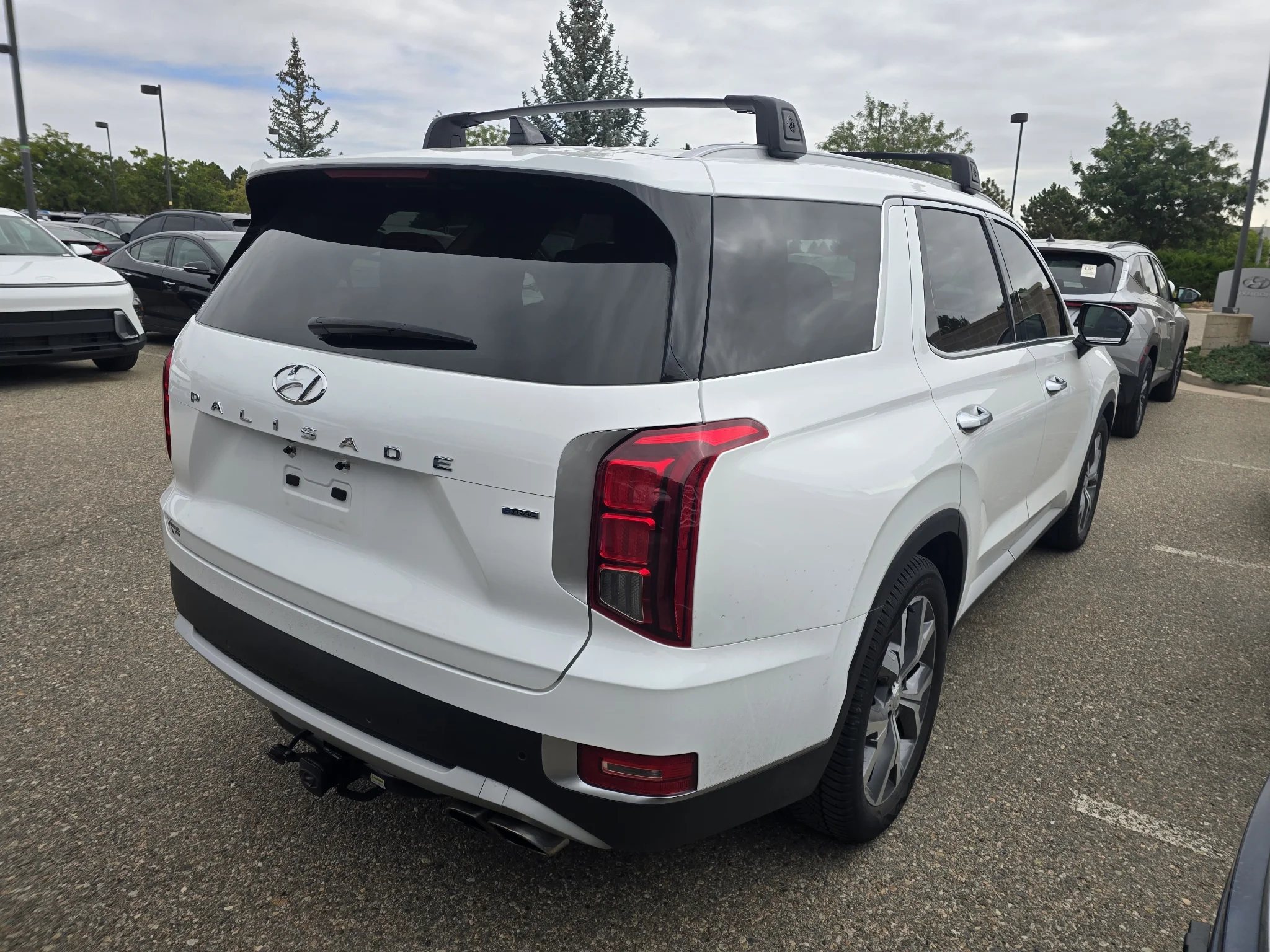 Used 2022 Hyper White Hyundai SEL image 16
