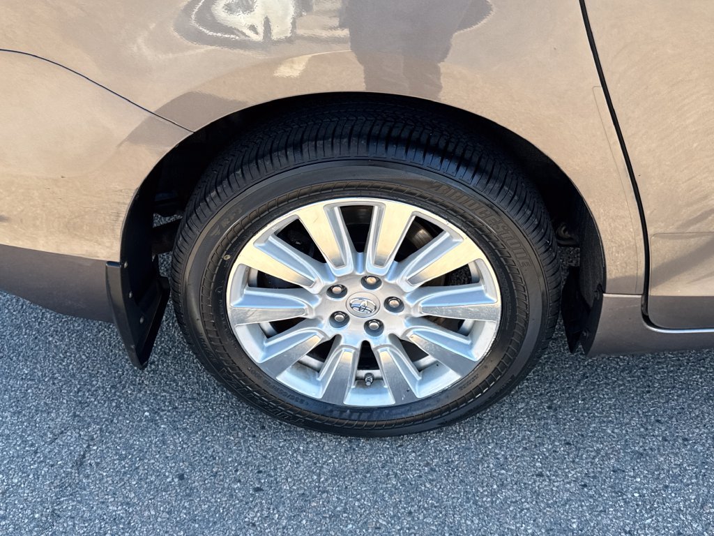 Used 2017 Gray Toyota XLE Premium image 43