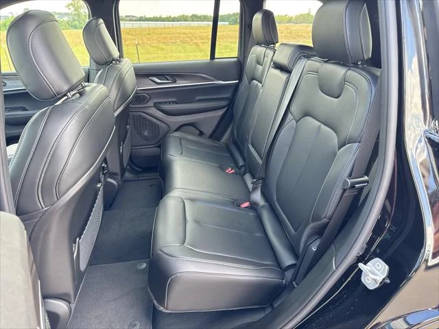 New 2027 High-Gloss Black Paint Jeep Limited image 23
