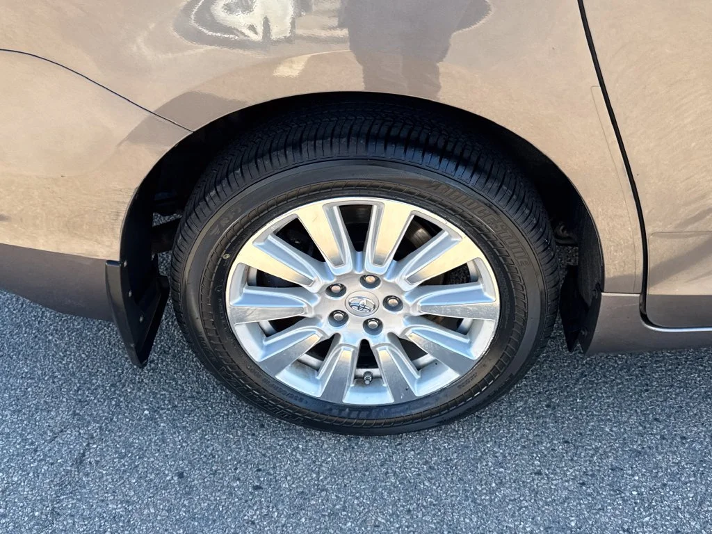 Used 2017 Gray Toyota XLE Premium image 43