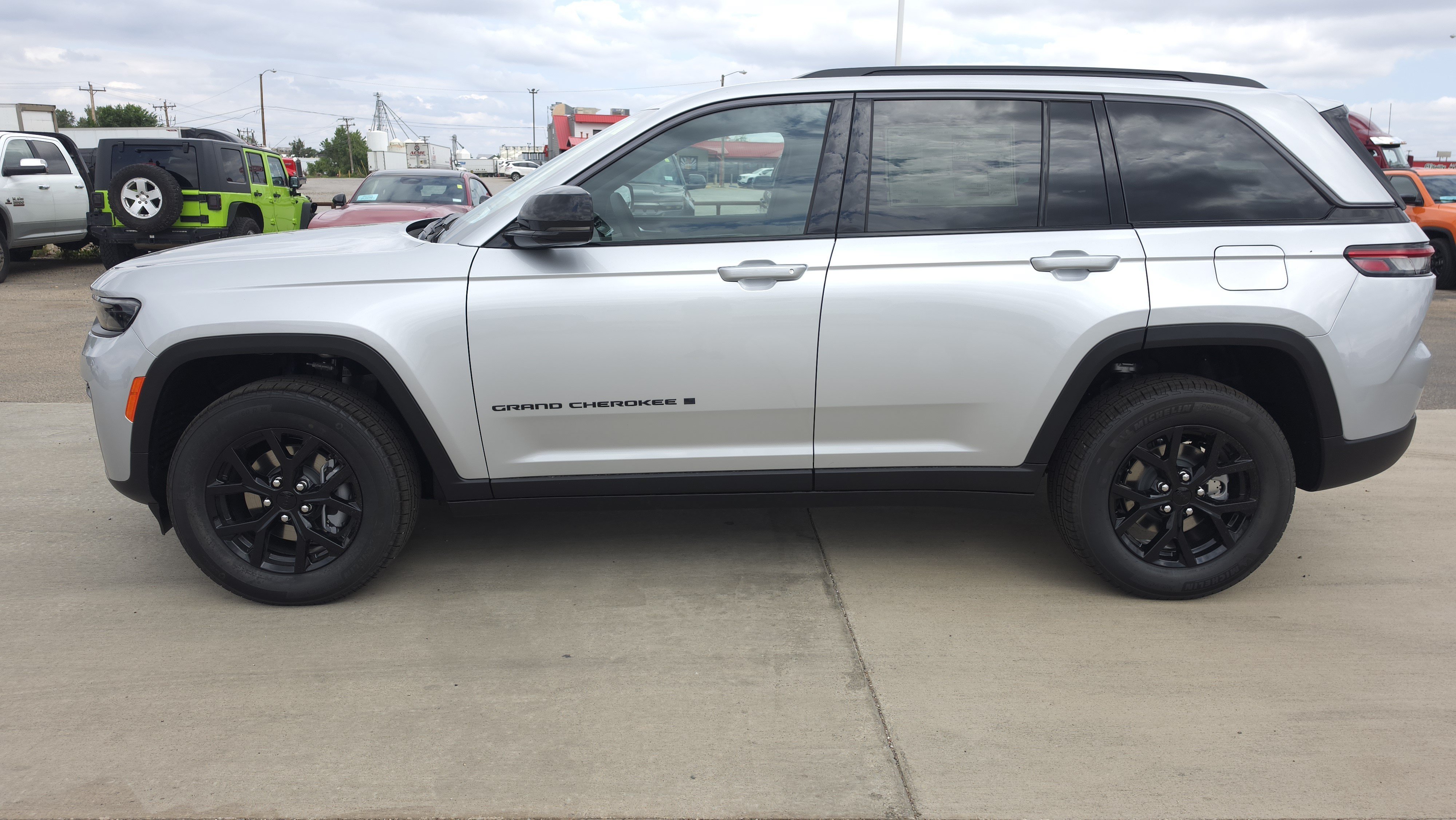 New 2026 Silver Zynith Jeep Laredo Altitude image 3