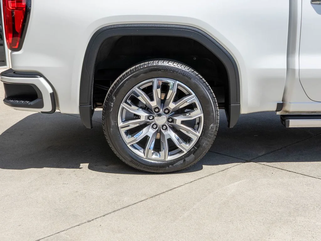 Used 2025 White GMC Denali image 37