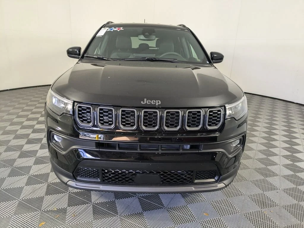 New 2026 Diamond Black Crystal Pearl-Coat Exterior Paint Jeep Latitude Altitude image 2