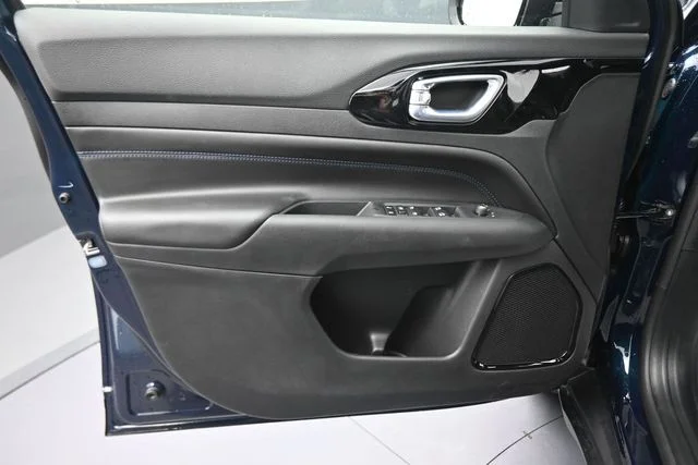 New 2026 Fathom Blue Pearl-Coat Exterior Paint Jeep Latitude image 26