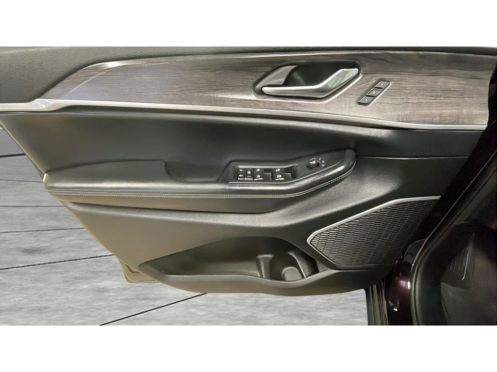 Used 2022 Ember Pearlcoat Jeep Limited image 9