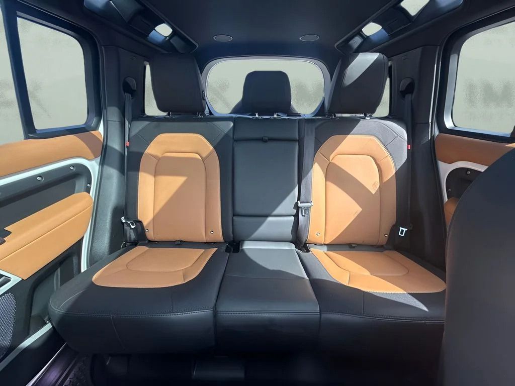 Used 2023 White Land Rover X-Dynamic SE image 7
