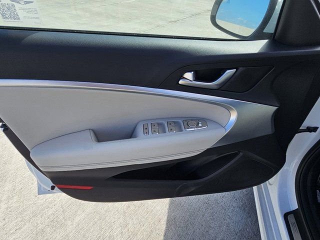 2025 GENESIS G70 Standard - Photo 18